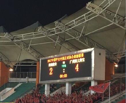 本轮英超，曼城2-1逆转击败卢顿结束4轮不胜，不过赛后的大部分焦点在瓜迪奥拉身上，他被拍到在半场结束时斥责第四官员没有多给时间，此后他又离开自己的区域庆祝进球。